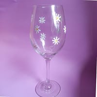 Copa para vino pintada a mano con diseño de margaritas